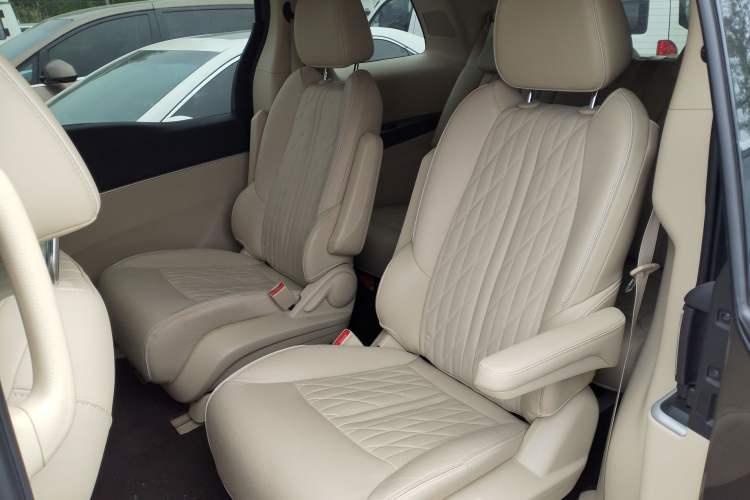 Used Buick GL8 2023 Facelifted Land Cruiser Executive Luxury Version Left Rear Seat