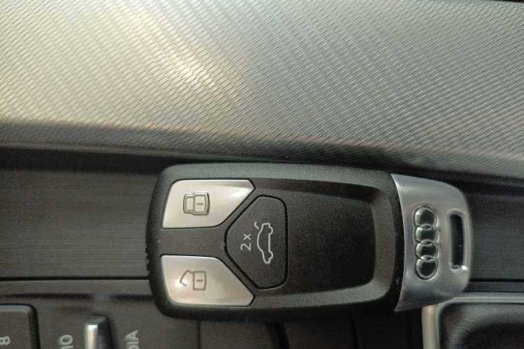 Used Audi A5 2020 Coupe 40 TFSI Fashion Edition China VI Emission Standard Vehicle Key