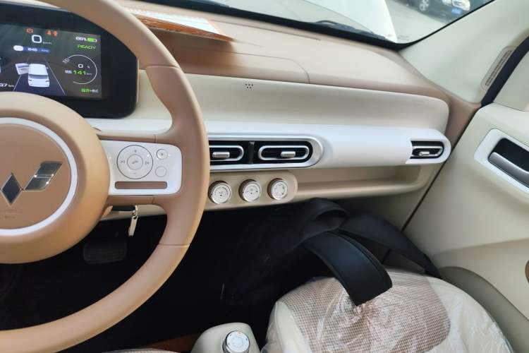 Used Wuling Hongguang MINIEV 2024 3rd Generation 215km Youth Edition Audio And AC Panel