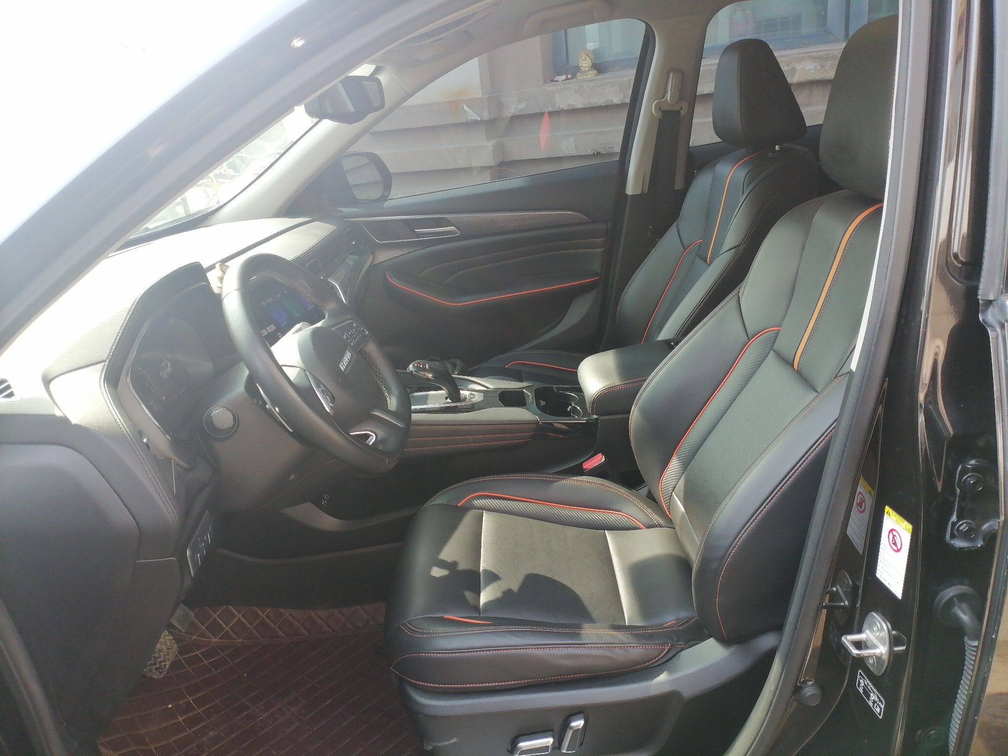 Переднее сиденье в автомобиле