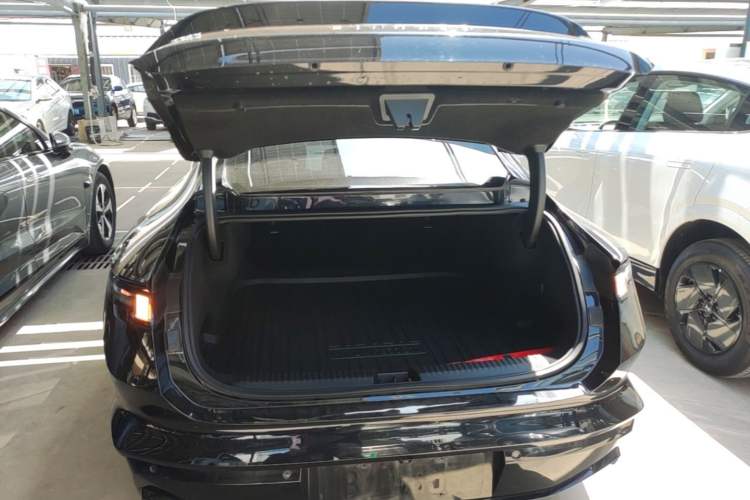 Used Lynk & Co Z10 2025 95 kWh 766 km Range Rear-Wheel Drive Max Trunk