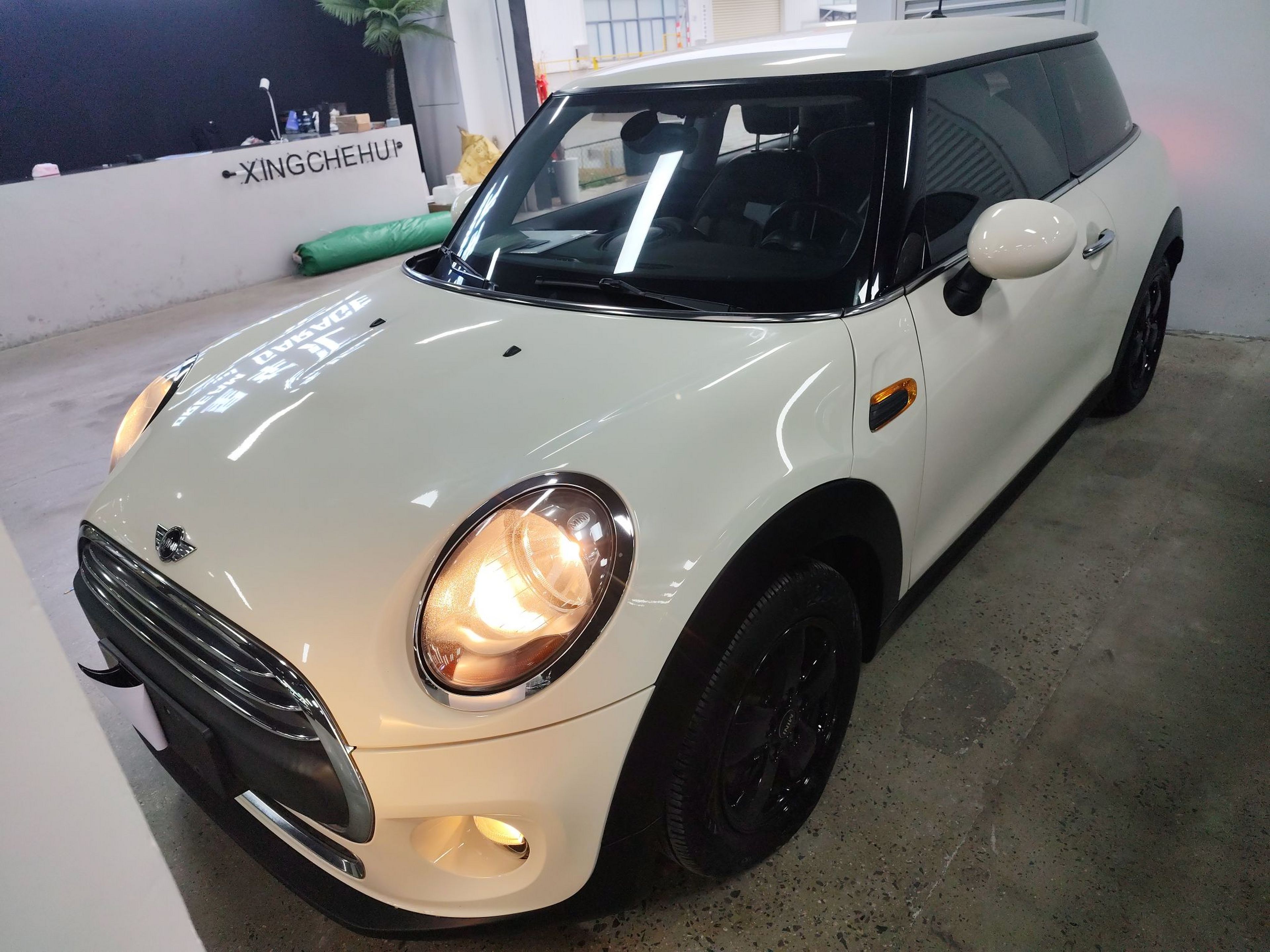 Под передней частью автомобиля