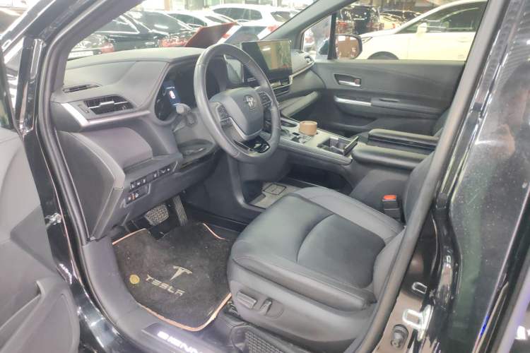 Used Toyota Sienna 2023 2.5L Hybrid Deluxe Edition