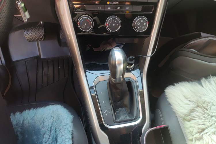 Used Volkswagen T-ROC 2018 230TSI DSG Two-Wheel Drive Advanced Version China V Standard Gear Lever