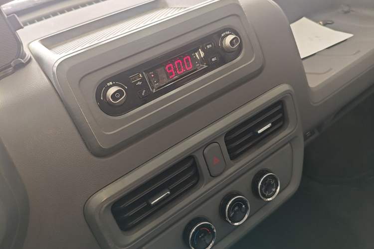 Used Wuling Yangguang 2024 300km Range Practical Window-Sealed Version 60kW Audio And AC Panel