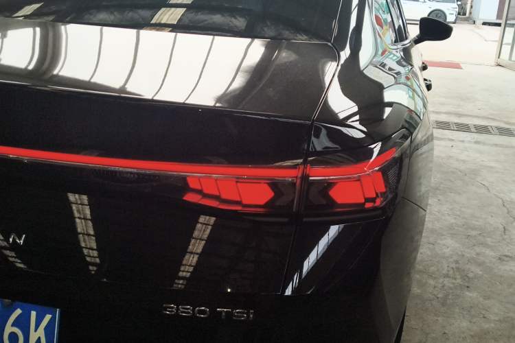 Used Volkswagen Magotan 2024 380TSI DSG Prestige Edition Right Rear Taillight