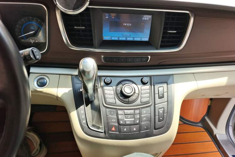 Used Buick GL8 2014 3.0L GT Luxury Business Haoya Edition Audio And AC Panel