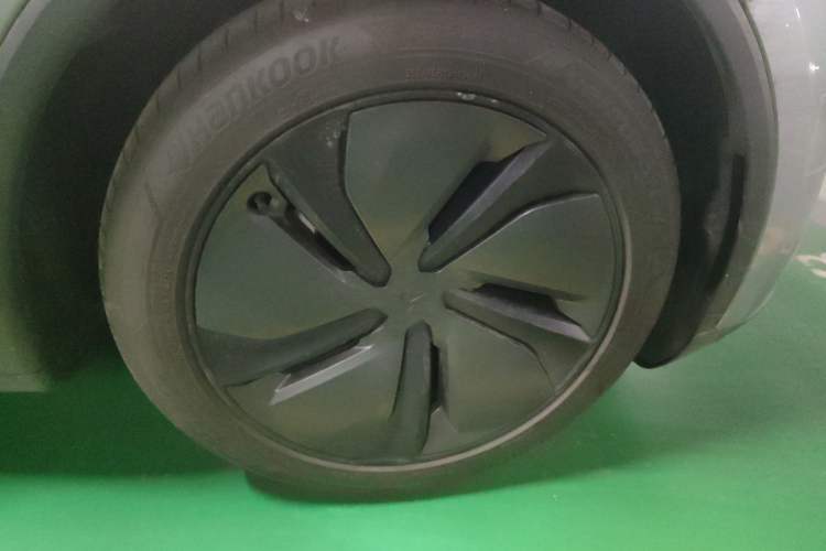 Used Tesla Model Y 2025 Long-Range All-Wheel-Drive Version
