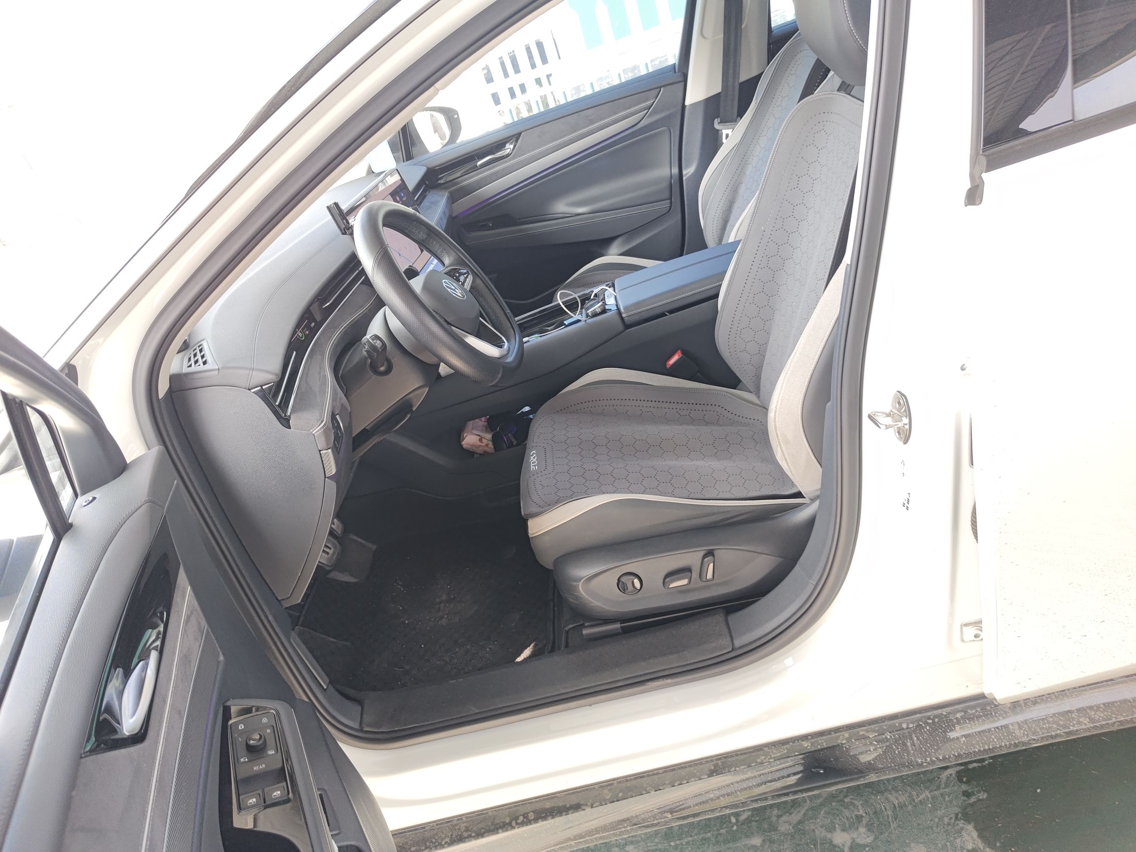 Переднее сиденье в автомобиле