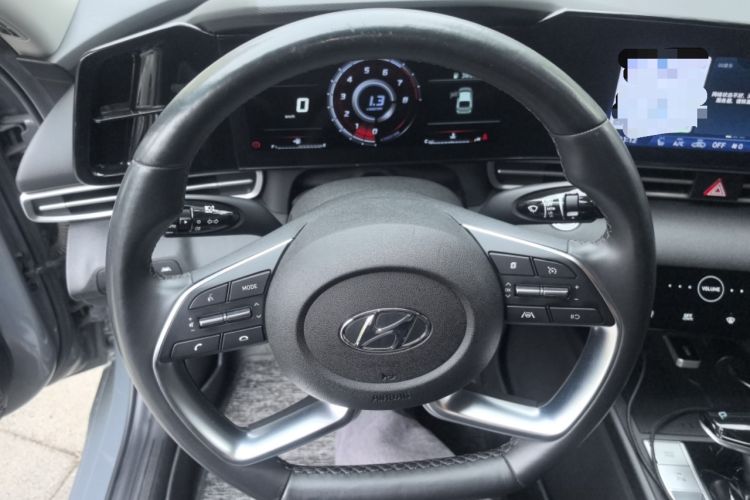Used Hyundai Elantra 2021 1.5L CVT LUX Prestige Edition Steering Wheel