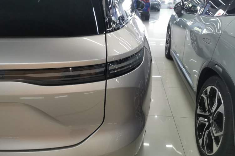 Used Nio ES8 2023 75 kWh Right Rear Taillight