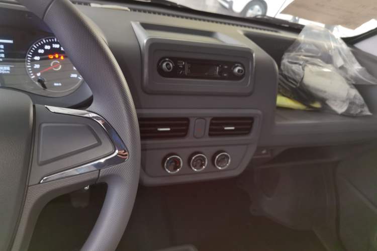 Used Wuling Yangguang 2025 Model 400km Bus Edition—Comfort Edition
