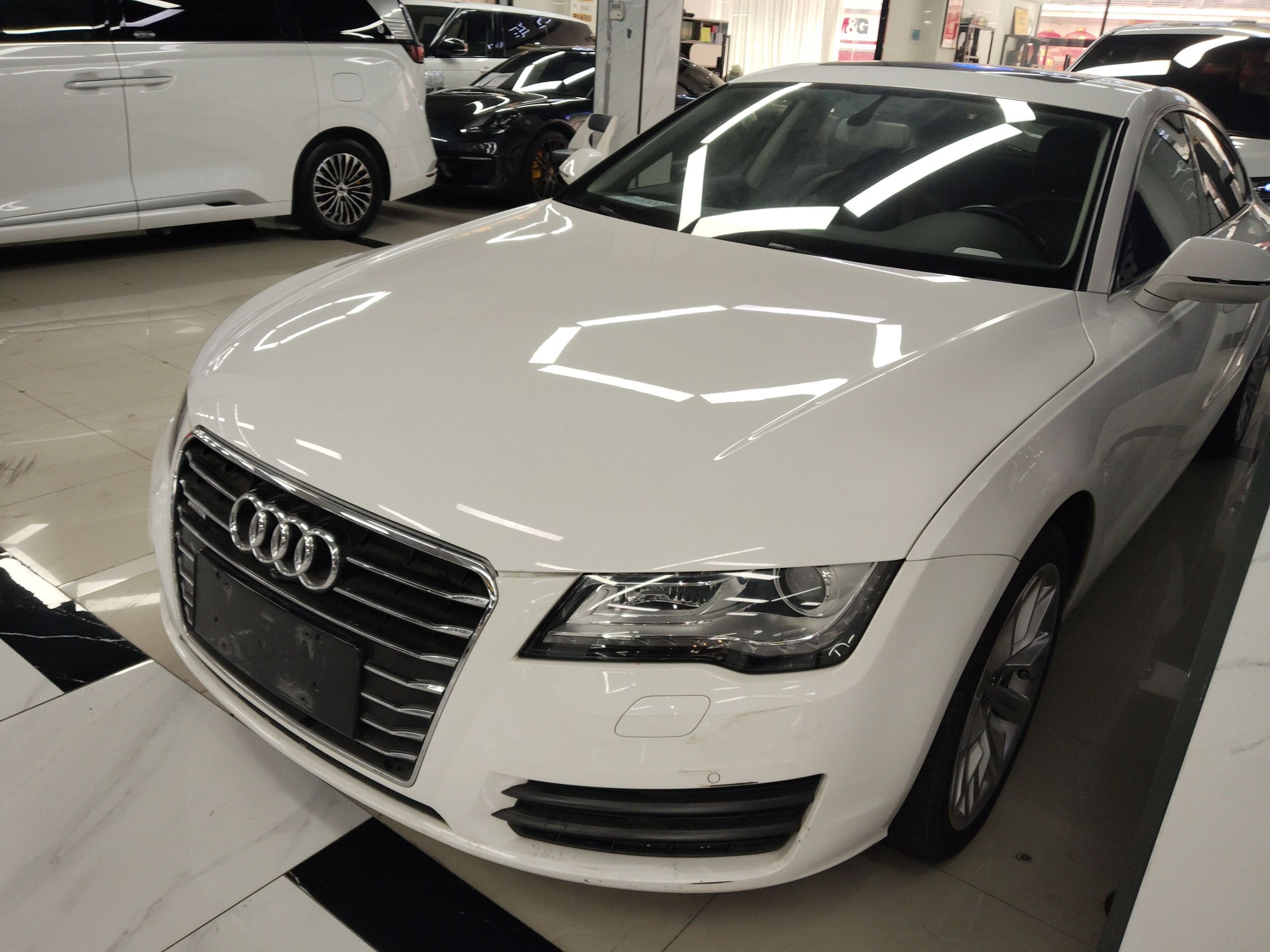 تحت مقدمة السيارة