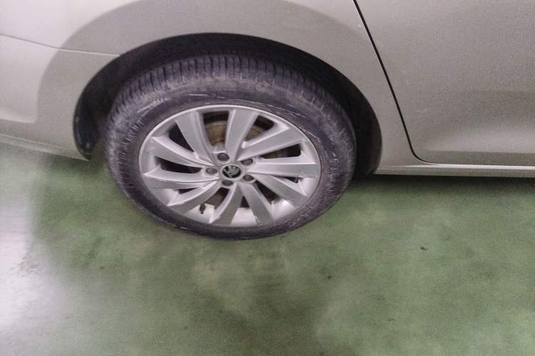 Used Skoda Rapid 2018 1.6L Manual Comfort Edition Right Rear Wheel Hub