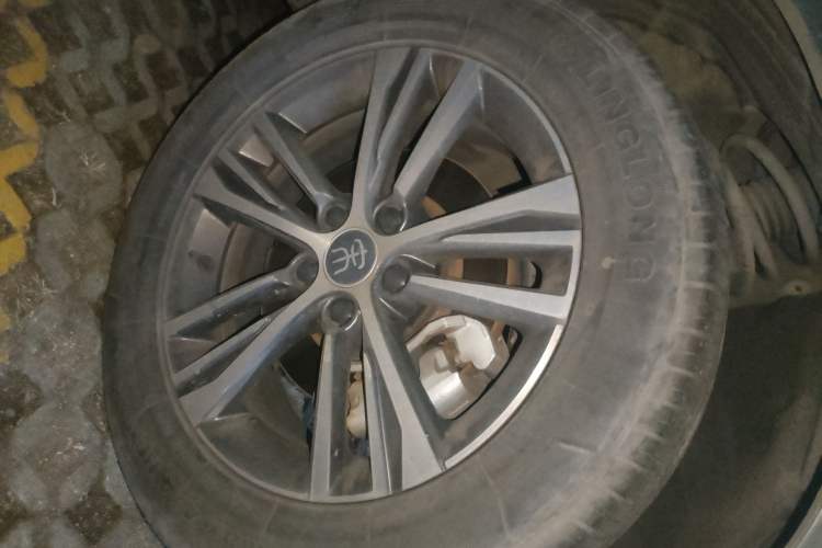 Used BYD Song 2021 Classic Edition 1.5T Automatic Elite Model Right Front Wheel Hub