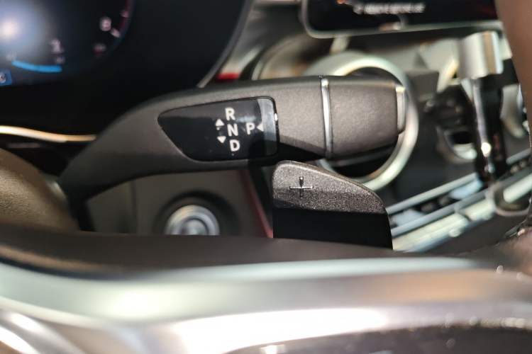 Used Mercedes-Benz GLC 2022 Second Facelift GLC 260 L 4MATIC Luxury Edition Gear Lever