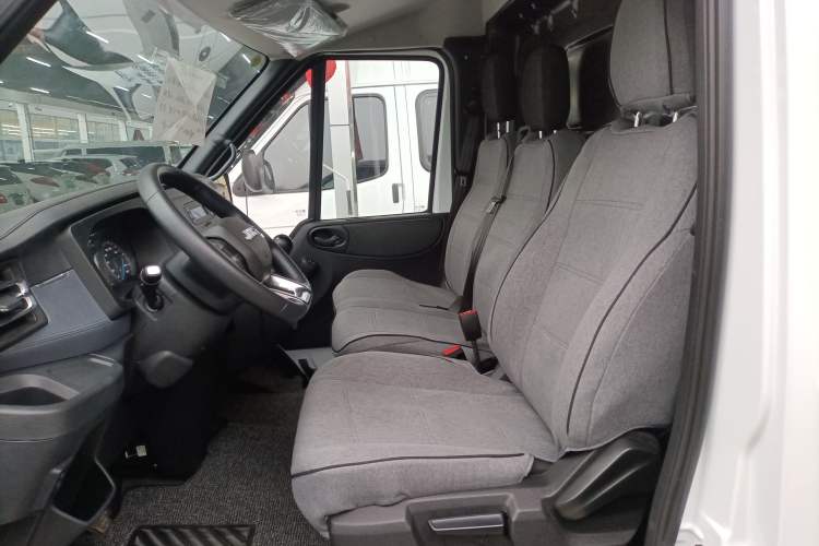 Used JMC Fushun 2023 2.0T Manual Short-Wheelbase Low-Roof Commercial Van 2/3 Seats with Lift-Up Tailgate