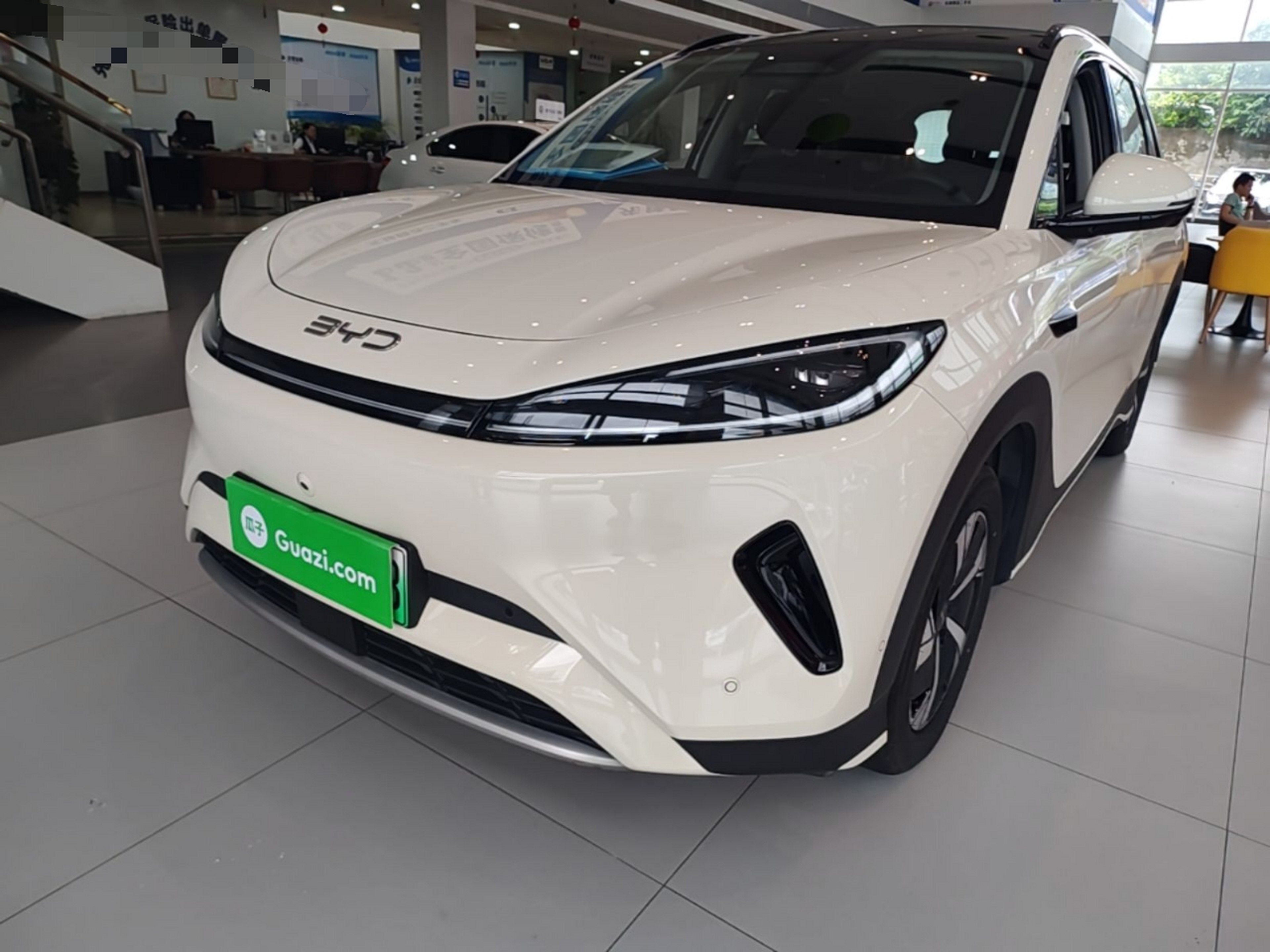 Unter der Vorderseite des Autos
