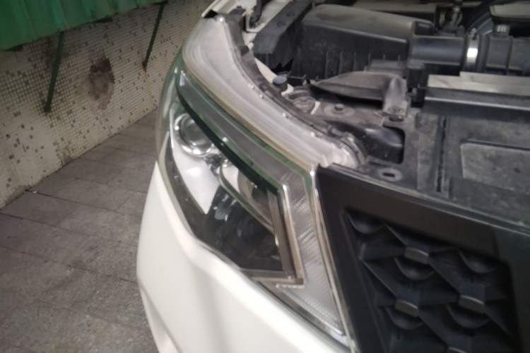 Used Nissan Terra 2018 2.5L Automatic 4x4 Flagship Edition Right Front Headlight