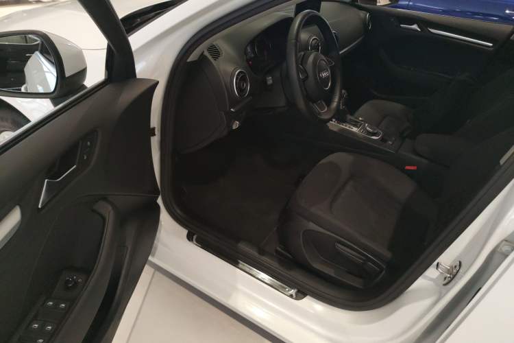 Used Audi A3 2016 Limousine 35 TFSI Ambition Edition Driver Seat