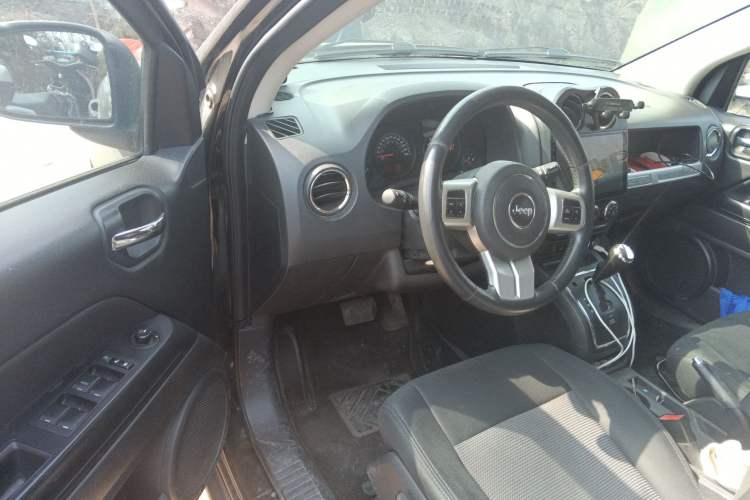 Used Jeep Compass 2013 2.4L four-wheel-drive sport version
