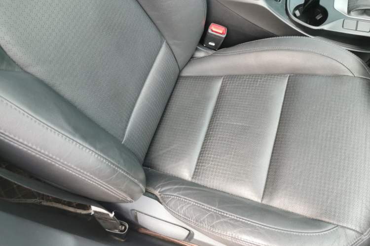 Used Hyundai Santa Fe 2013 2.4L Automatic Two-Wheel Drive Smart Version Right Front Seat