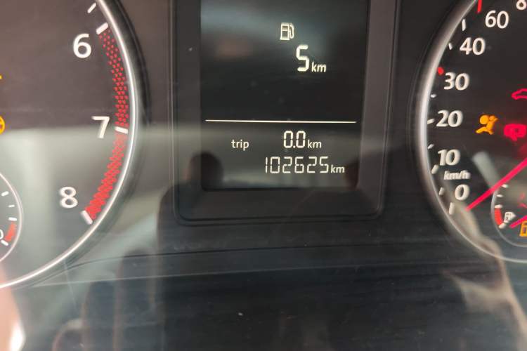 Used Volkswagen Touran 2015 1.4T DSG Comfort Edition 5 Seats Odometer Close Up