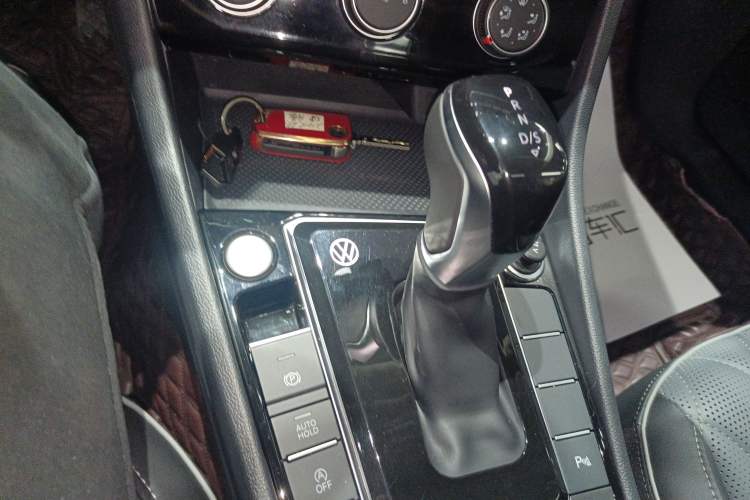 Used Volkswagen Sagitar 2023 300TSI DSG Excellence Edition Gear Lever