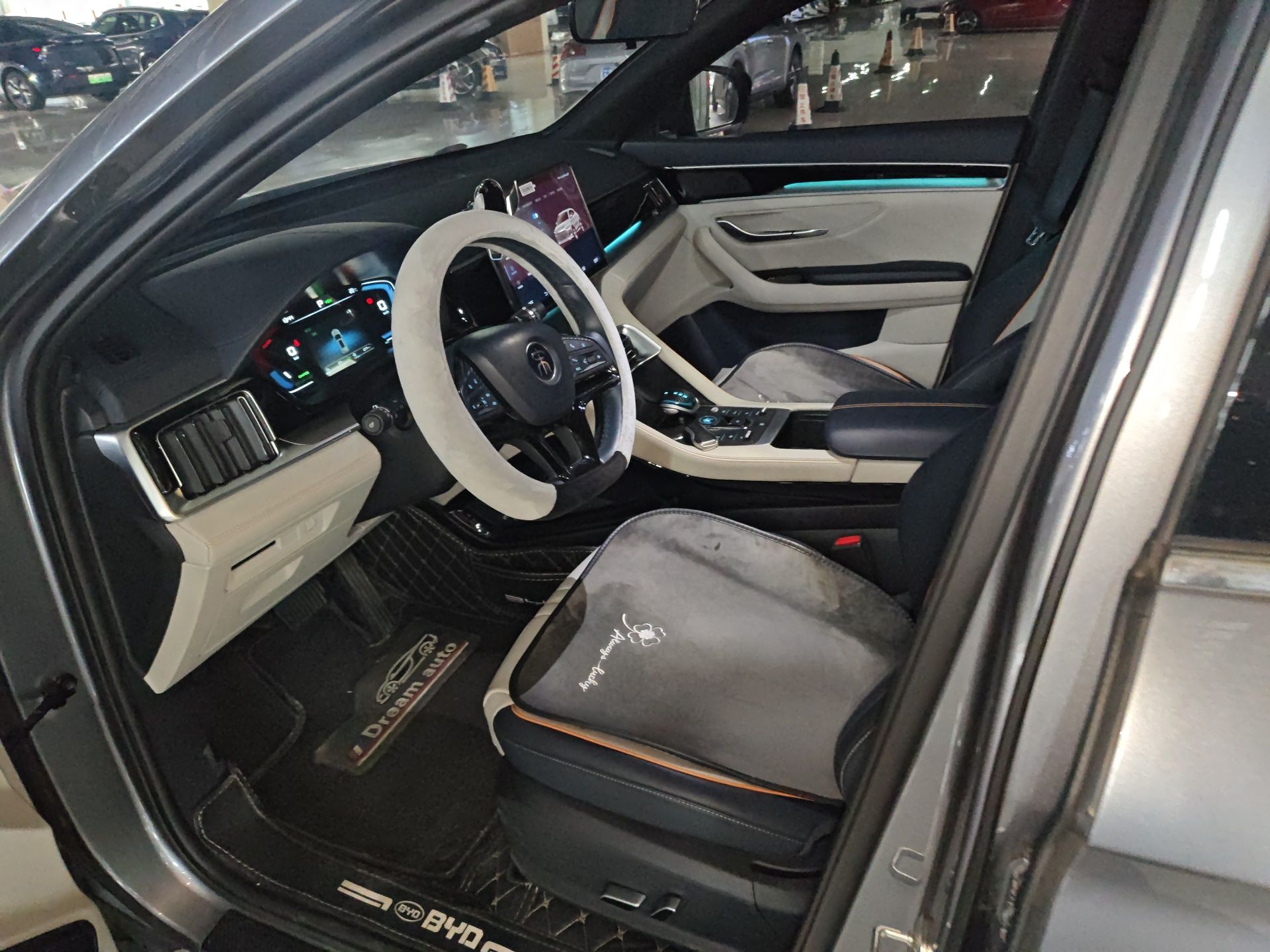 المقاعد الأمامية داخل السيارة