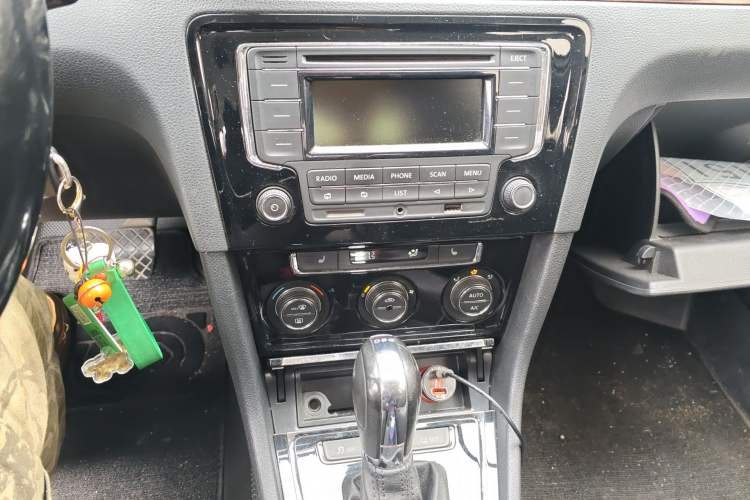 Used Volkswagen Bora 2013 1.4T Automatic Luxury Model Audio And AC Panel