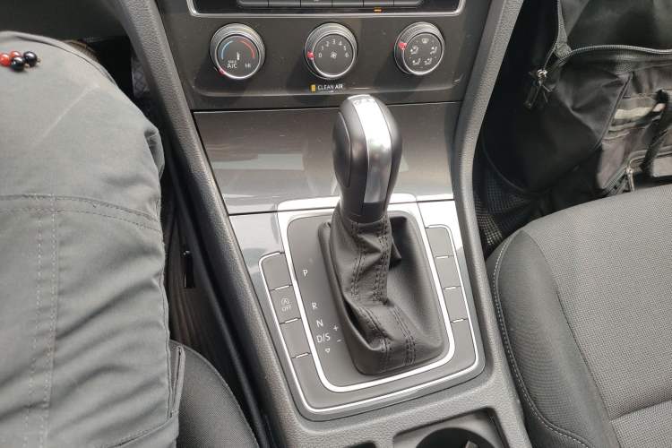 Used Volkswagen Golf 2019 200TSI DSG Comfort & Ambition Edition China VI Standard Gear Lever