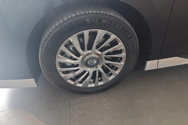 Used GAC Trumpchi M8 2025 Zongshi Series Super Hybrid Edition Left Front Wheel Hub