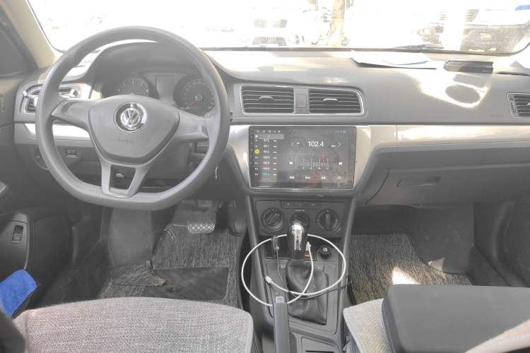 Used Volkswagen Lavida 2015 1.6L Automatic Fashion Edition Center Console