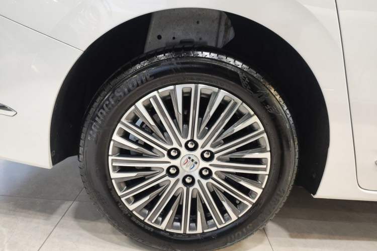 Used Buick GL8 New Energy 2024 Lu Zun Deluxe Edition 7-Seater Exterior 5