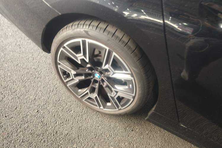 Used BMW 5 Series 2025 530Li Luxury Edition M Sport Package Right Rear Wheel Hub