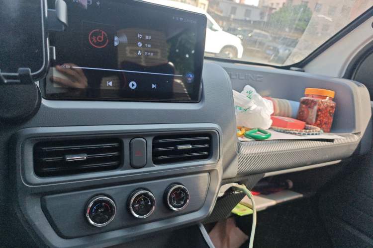 Used Wuling Yangguang 2024 300KM Comfort Version Passenger Van 75kW
