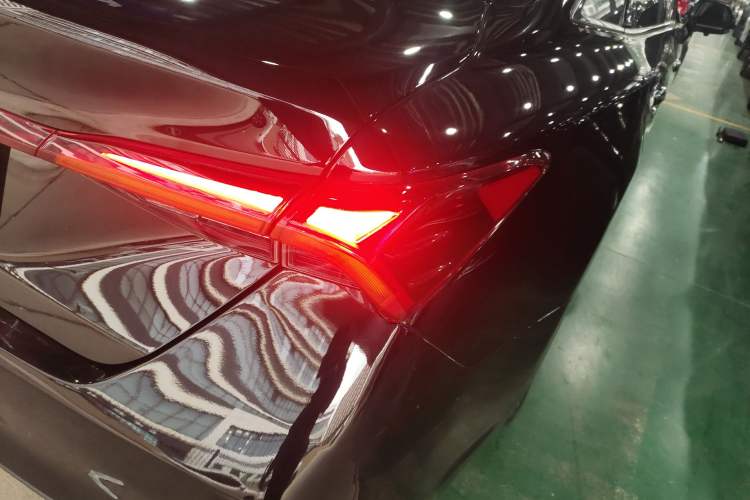 Used Toyota Avalon 2019 2.0L Luxury Edition China VI Standard Right Rear Taillight
