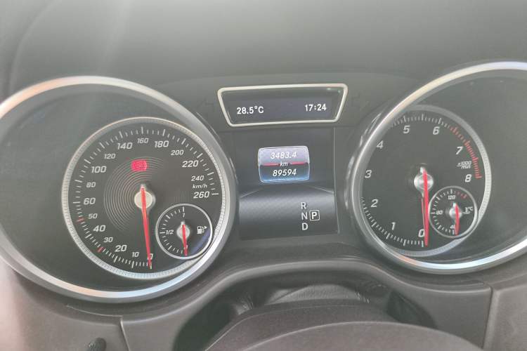 Used Mercedes-Benz GLE 2017 GLE 400 4MATIC Odometer Close Up