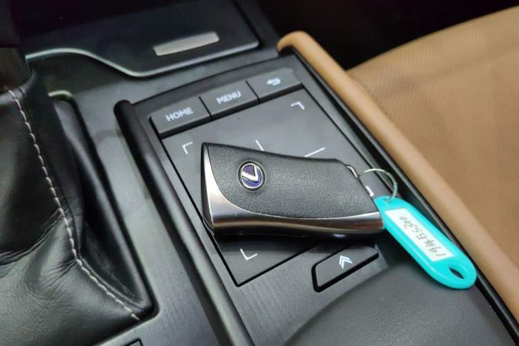 Used Lexus ES 2018 300h Premier Edition China VI Standard Vehicle Key