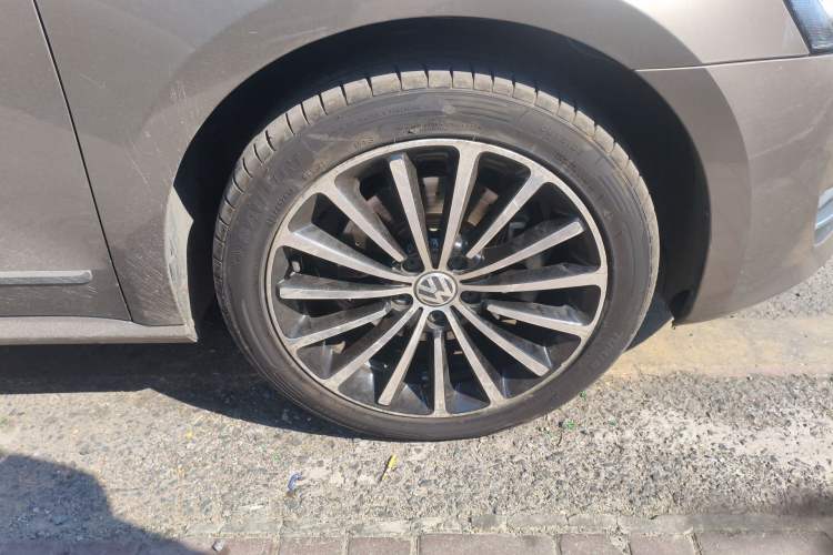 Used Volkswagen Passat 2014 1.8TSI DSG Prestige Navigation Edition Right Front Wheel Hub
