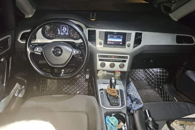 Used Volkswagen Golf Sportsvan 2016 230TSI Automatic Trend Edition Center Console