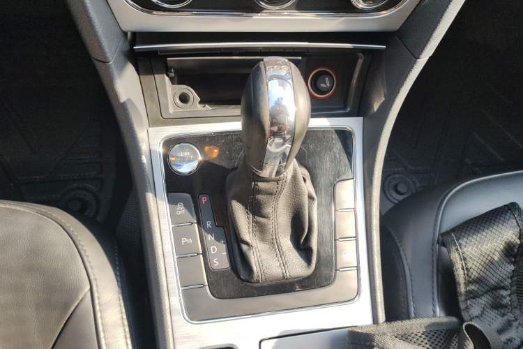 Used Volkswagen Passat 2015 1.8TSI DSG Prestige Edition Gear Lever