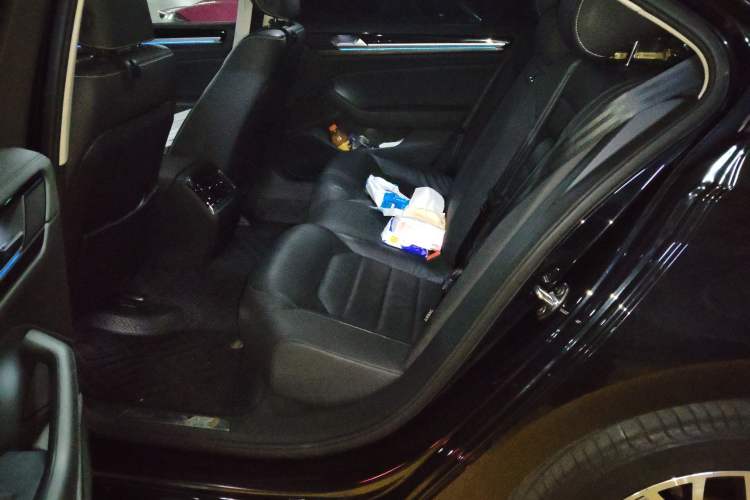 Used Volkswagen Phideon 2018 Revised Version 380TSI Two-Wheel Drive Business Edition Left Rear Seat