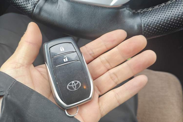 Used Toyota Highlander 2015 2.0T Four-Wheel Drive Luxury Edition 7-Seater Vehicle Key