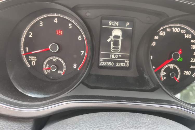 Used Volkswagen Passat 2016 330TSI DSG Luxury Edition Odometer Close Up