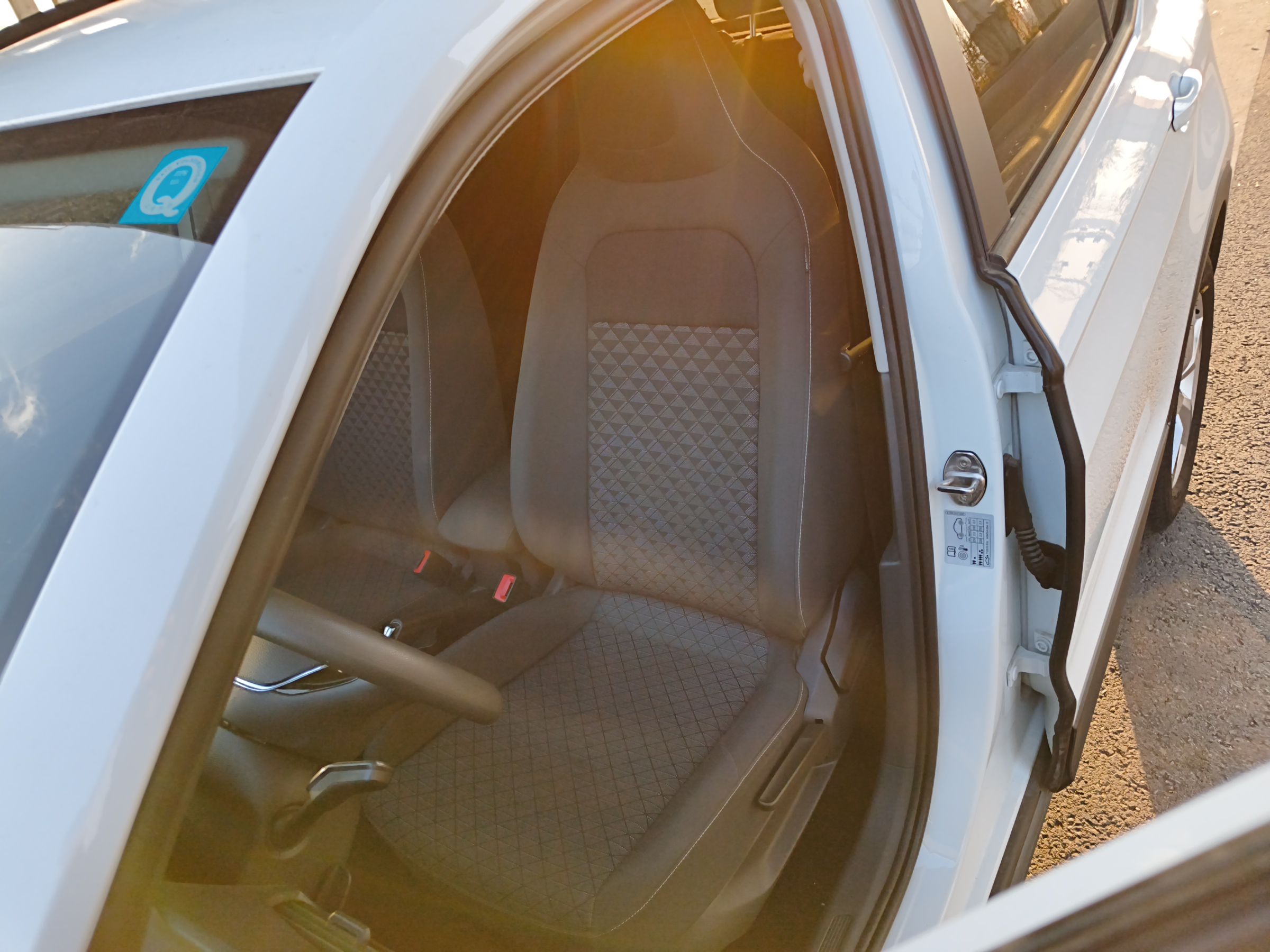 المقاعد الأمامية داخل السيارة