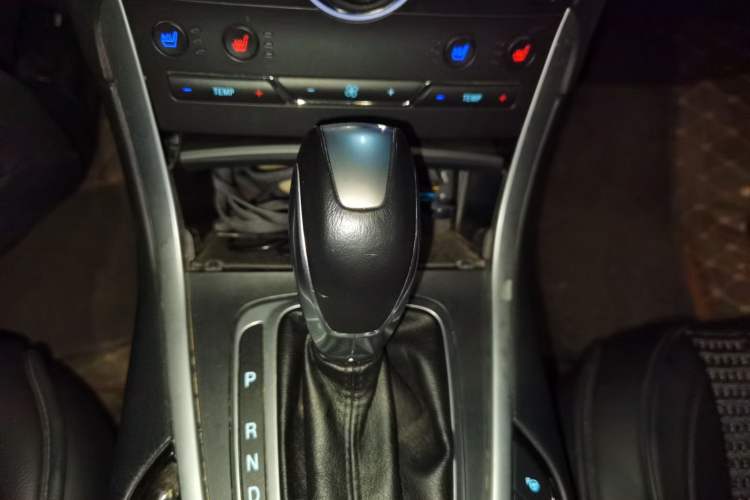 Used Ford Edge 2016 EcoBoost 245 Four-Wheel Drive Titanium 7-Seater Gear Lever