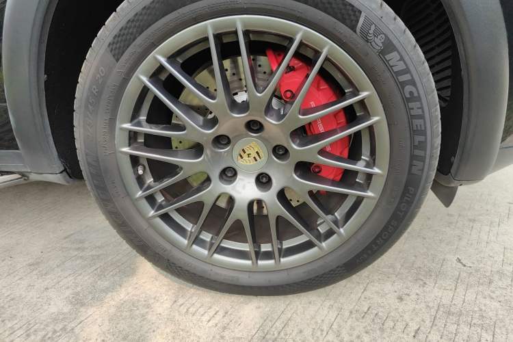 Used Porsche Cayenne 2015 Cayenne Turbo 4.8T Right Front Wheel Hub