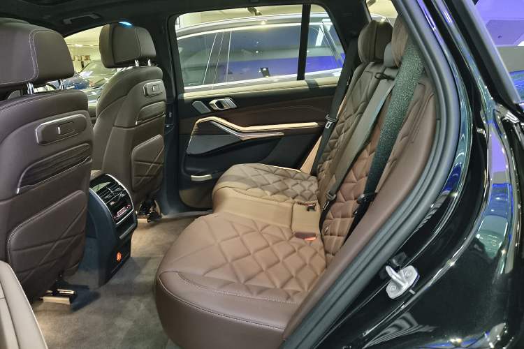 Used BMW X5 2025 Model, xDrive 40Li Prestige M Sport Night Package
