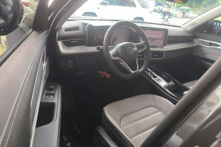 Used Volkswagen Tavendor 2024 330TSI Luxury Touring - All-Inclusive Edition Driver Seat